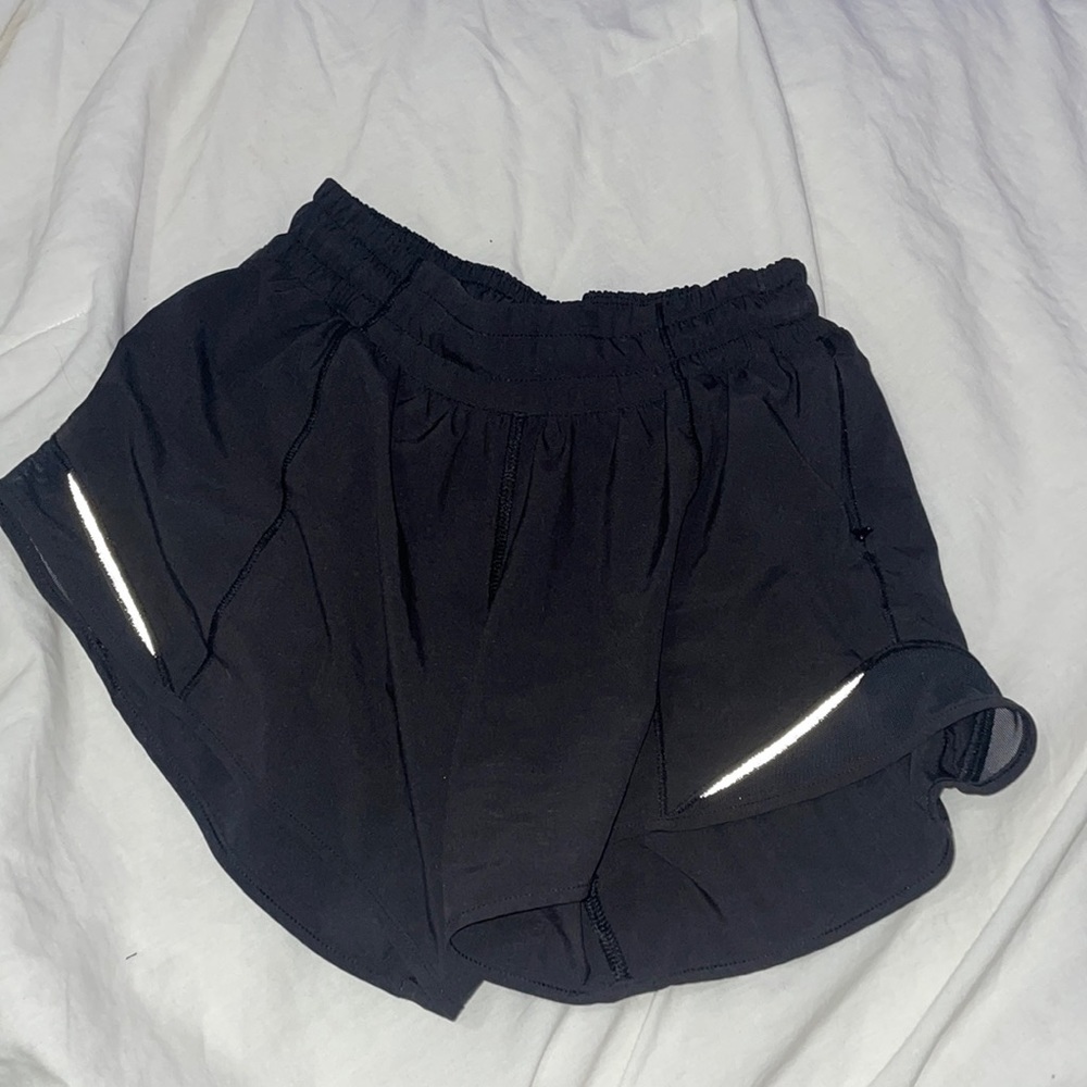 Lululemon black hotty hots low rise 4”
